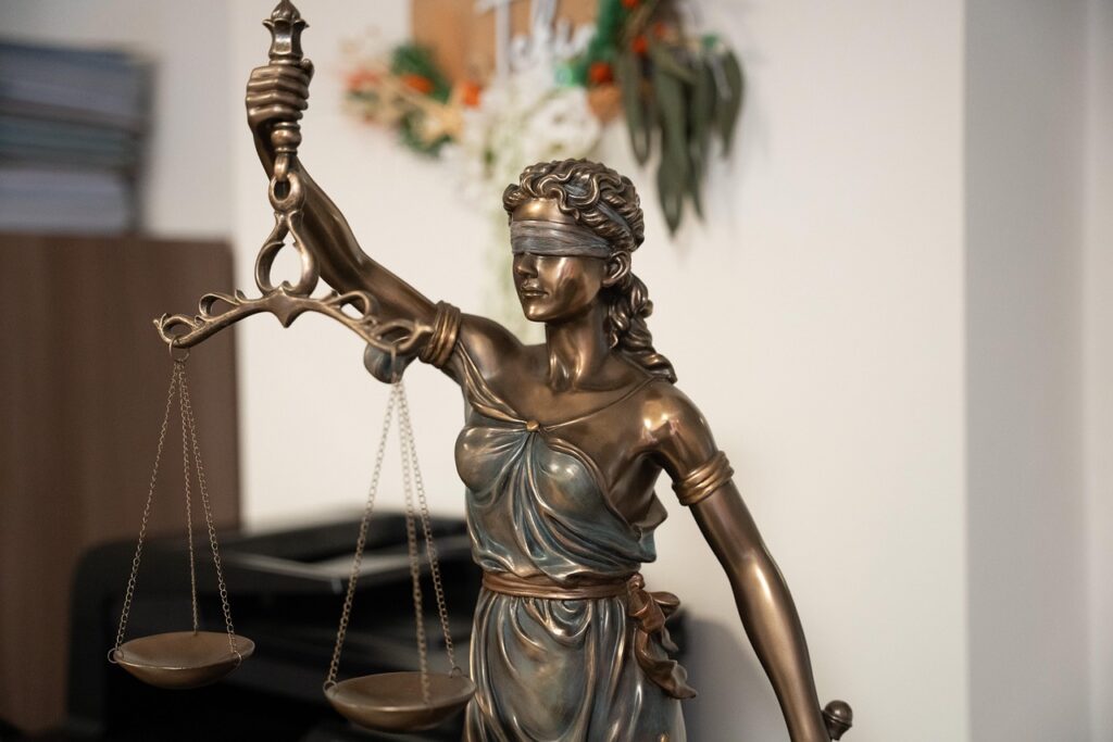 law 8722596 1280 (1)